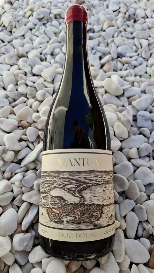 Garrafa do Mântua DOC Douro 2021 deitada sobre seixos brancos