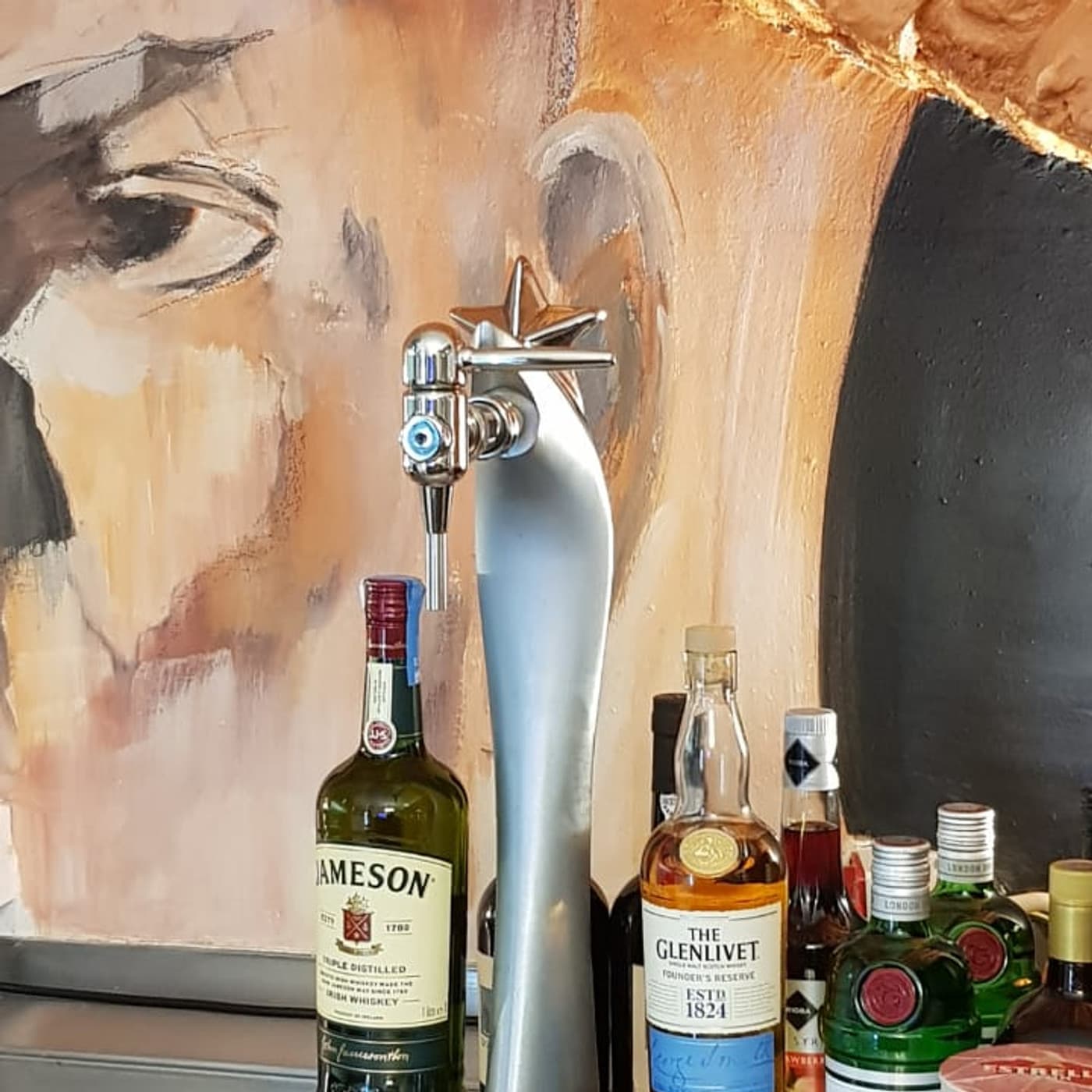 Bar do restaurante com cervejeira e destilados