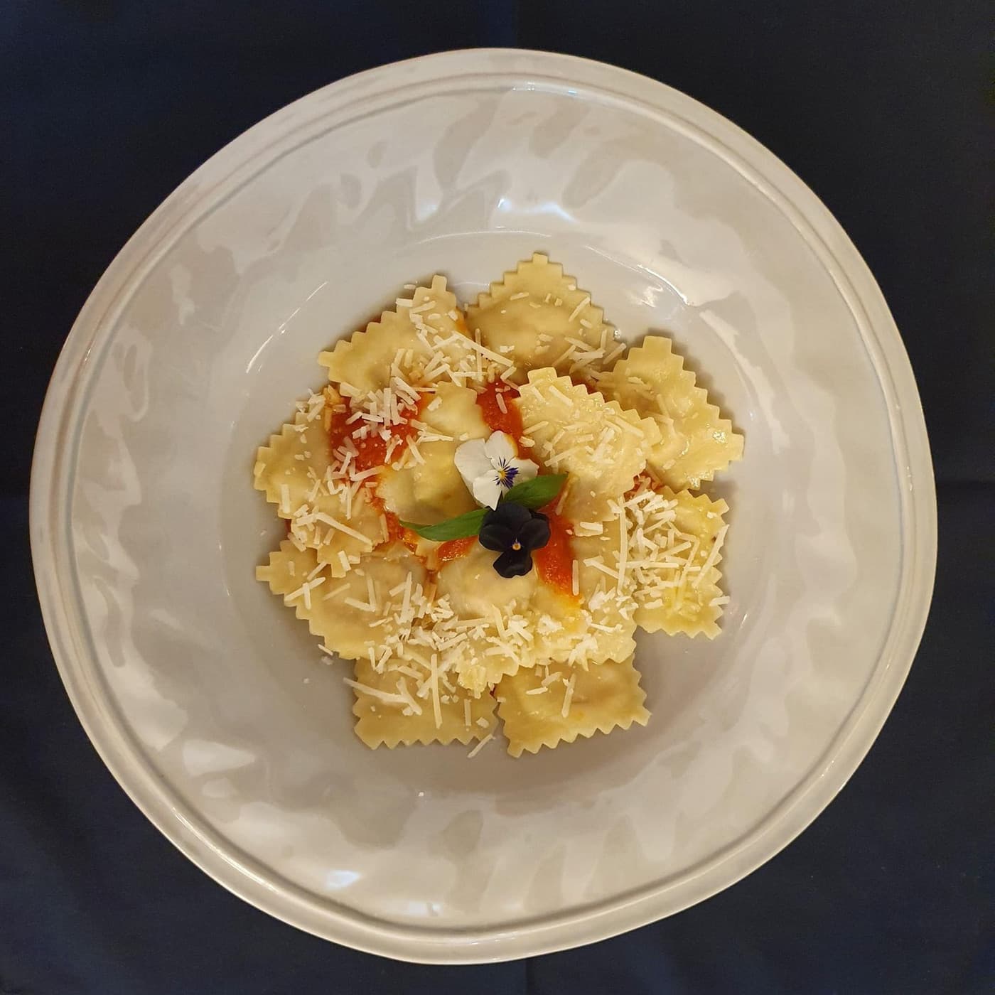 Ravioli artesanal servido em prato fundo