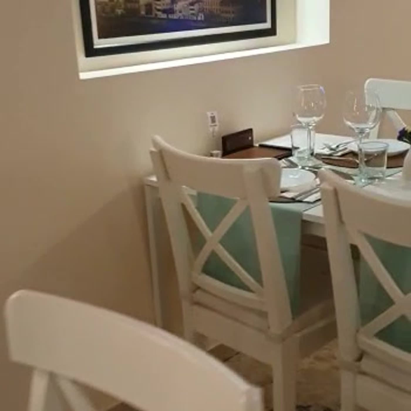 Sala do restaurante com mesas postas