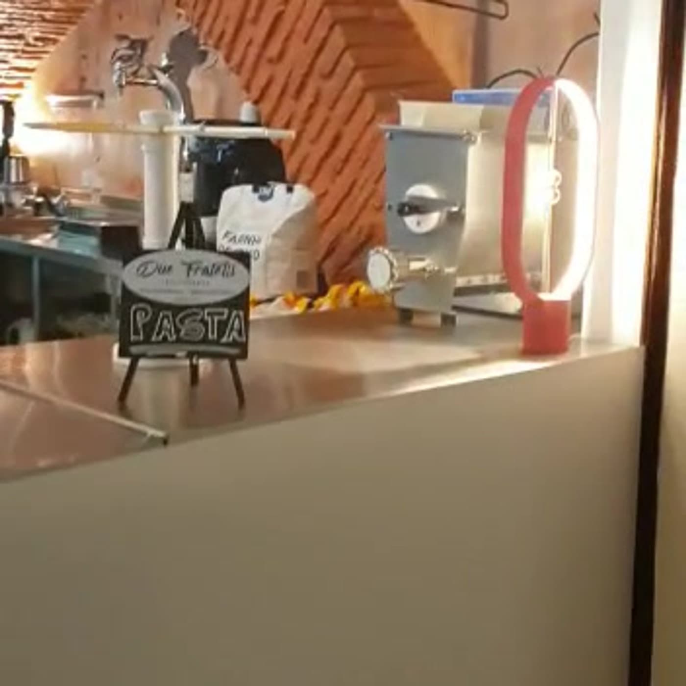 Máquina de pasta e bancada da cozinha artesanal
