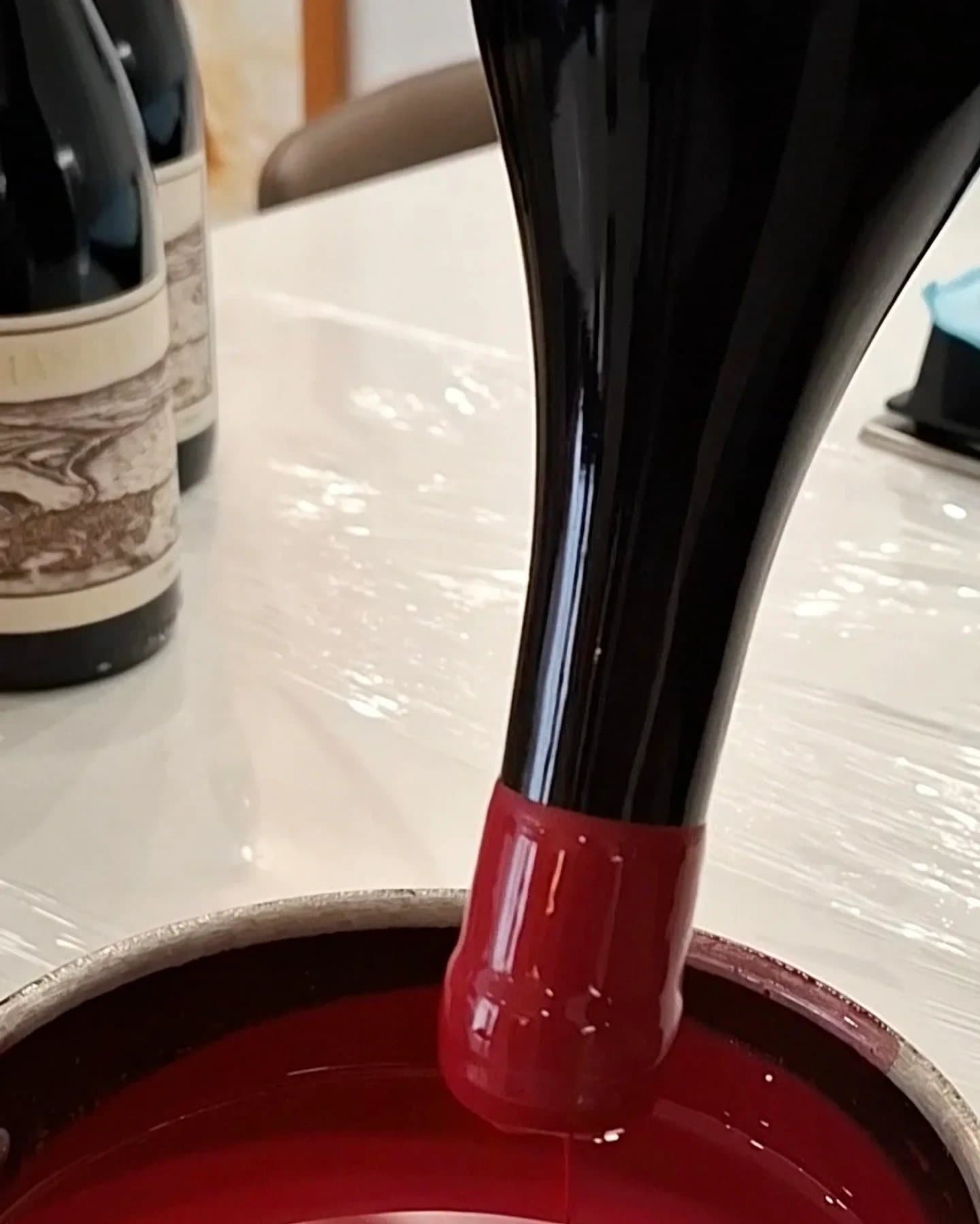 Lacre de cera vermelho aplicado à mão no gargalo das garrafas Mântua